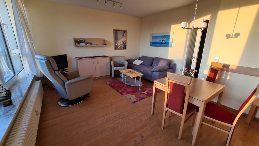 Das Wohnzimmer mit Couch und Sessel