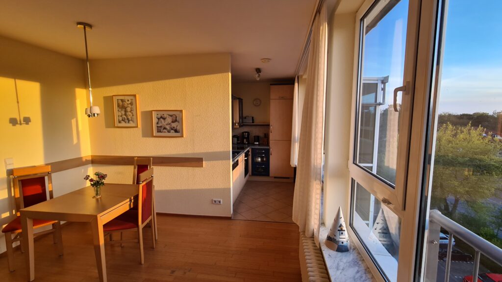 Essbereich mit Blick in die Küche